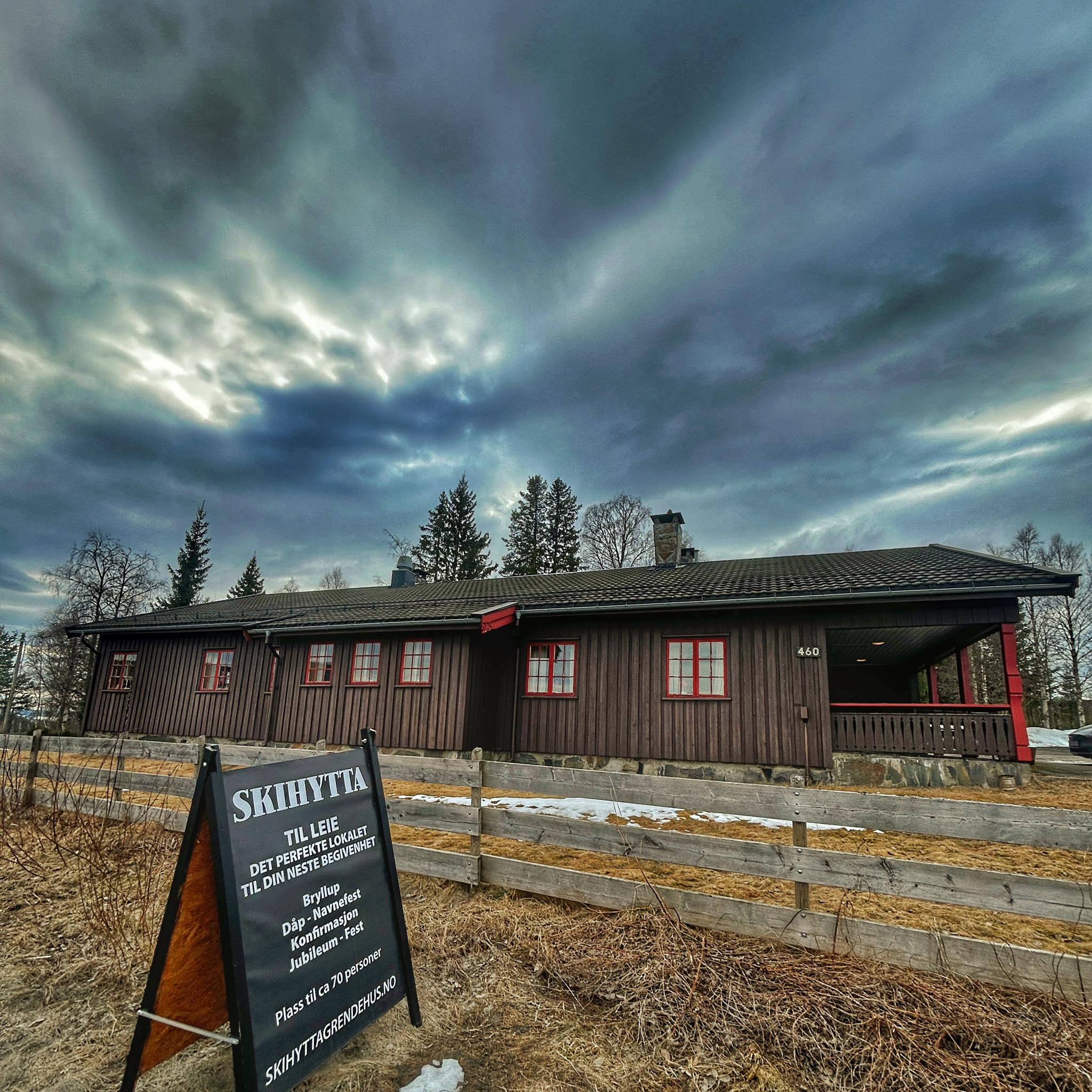 Bilde av skihytta med skilt Lillehammer - utleie selskapslokale